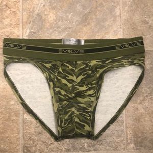 Evolve, camo briefs, size SMALL